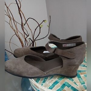 NW.TWomen's Dark Olive Mary Jane Shoes39.5/9